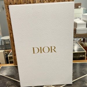 DIOR. Empty shoe box.((22cm x32.5x11cm)
